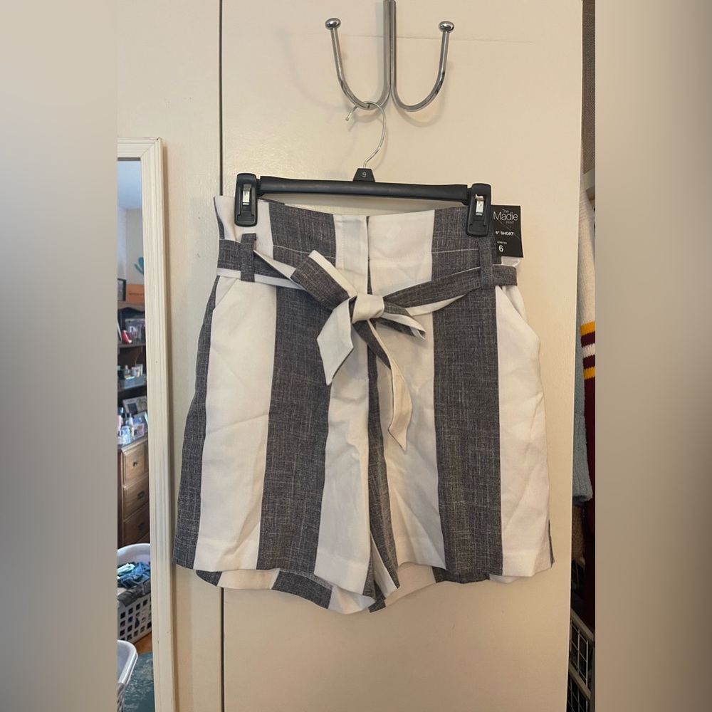 NY & Company 7th Avenue Madie pant 6” shorts